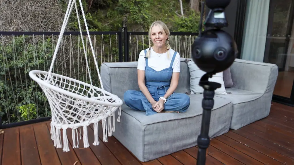 Lisa and Marvin the 360 3D camera bonding on the balcony